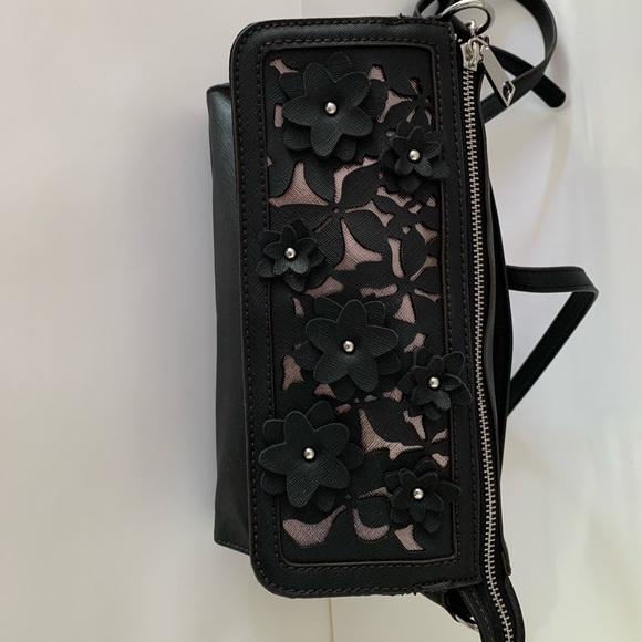 LC Liza Claiborne Black Liza Floral on Gold Tone Background Crossbody Purse - Picture 2 of 12